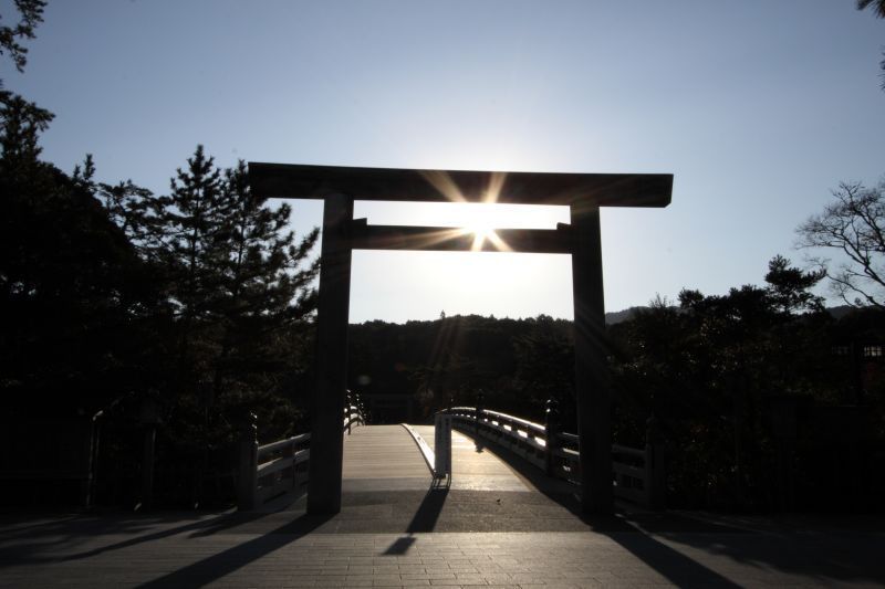 日本人一辈子至少要去一次的“伊势神宫”，以及被列为世界遗产的朝圣之路“熊野古道”。