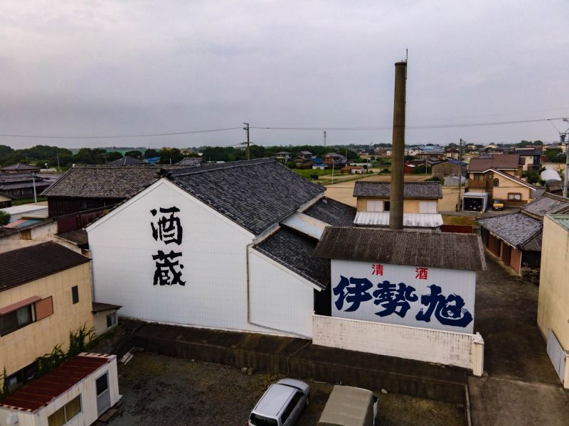 Prueba de sabor en una fábrica de sake