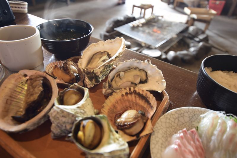 海女小屋「八幡窯」¸在外國的觀光客中，有著相當大的人氣！您可以和日本海女們留下一個寶貴的體驗。