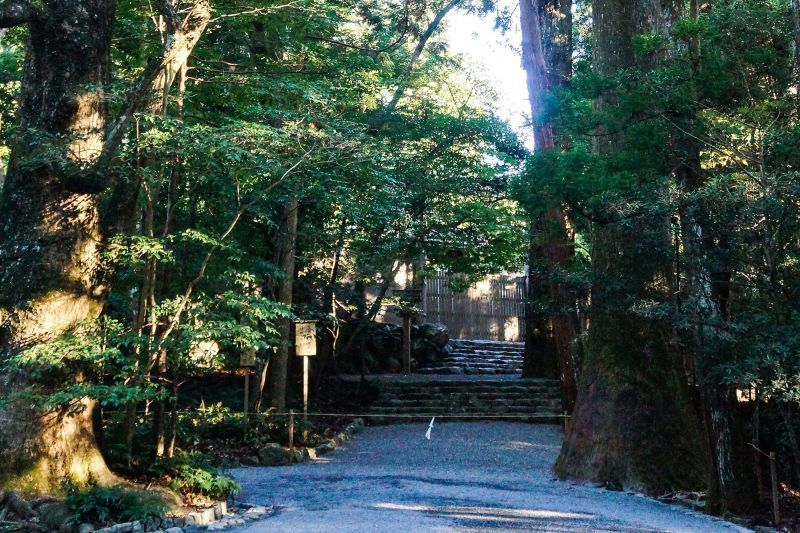 伊勢神宮：日本人心靈的故鄉，日本獨特的宗教文化，兩千年來真心的感謝，持續累積在蓊鬱的神境中。