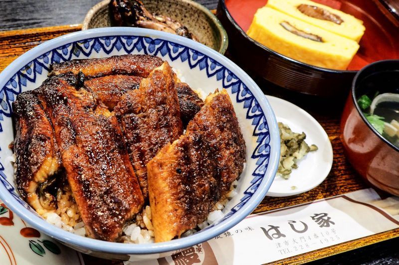 用庶民價格，品嘗高級蒲燒鰻，就到日本第一鰻魚城「津市 箸家」。