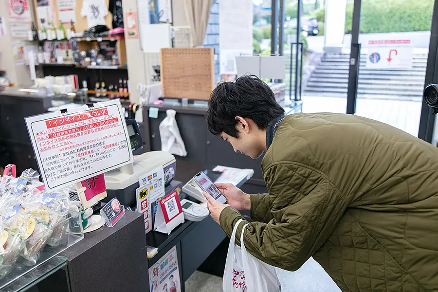 松田昇大さんがレジ前にいる写真