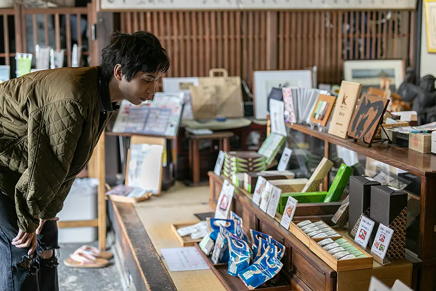 店内で商品を見る松田さん