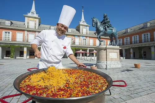 Large pot of paella *Image for illustration purposes