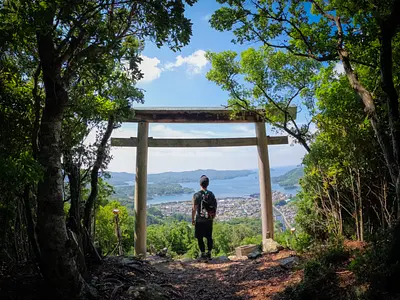 ¡Disfruta de la espectacular vista de la bahía de Gokasho en Minamiise! Sube al “Monte Gokasho Asama” y al “Monte Masan”