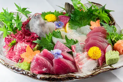 Savourez l&#39;ultime bonite et thon, « Mochi Gatsuo » et « Mochi Tuna » ! Un plat qui ne peut être mangé qu&#39;à proximité des lieux de pêche ~ Auberge de Toba &quot;Bashinsui&quot; ~