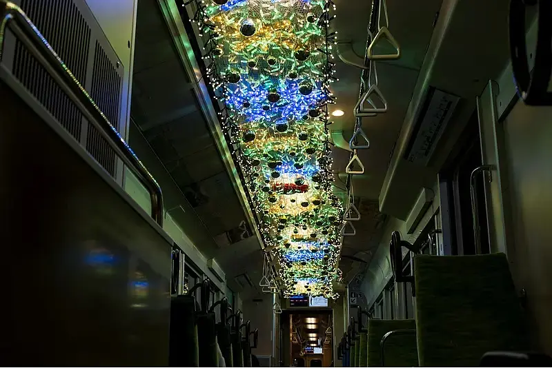 Train d'éclairage du chemin de fer Yokkaichi Asunarou