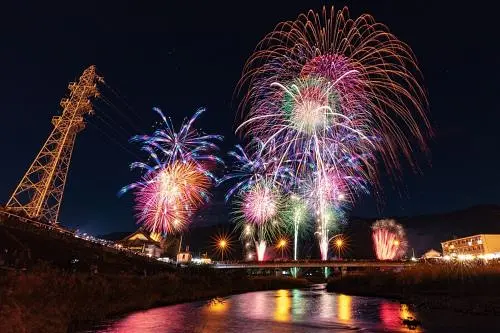 Festival de feux d'artifice d'été sur la rivière Nabari