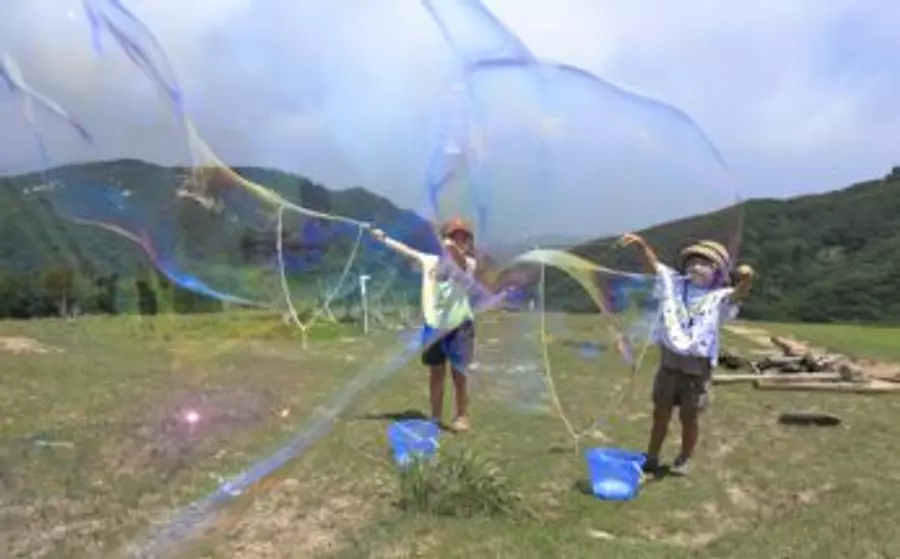 绿洲自然学校”玩巨型肥皂泡吧