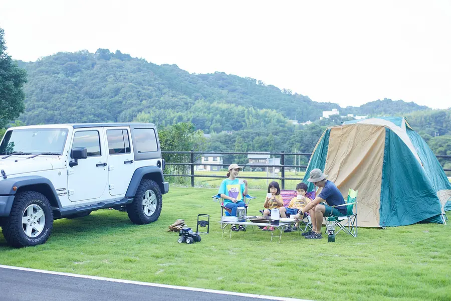 imagen de auto camping