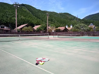 Cancha omnidireccional de tenis del muelle del bosque de Okuise