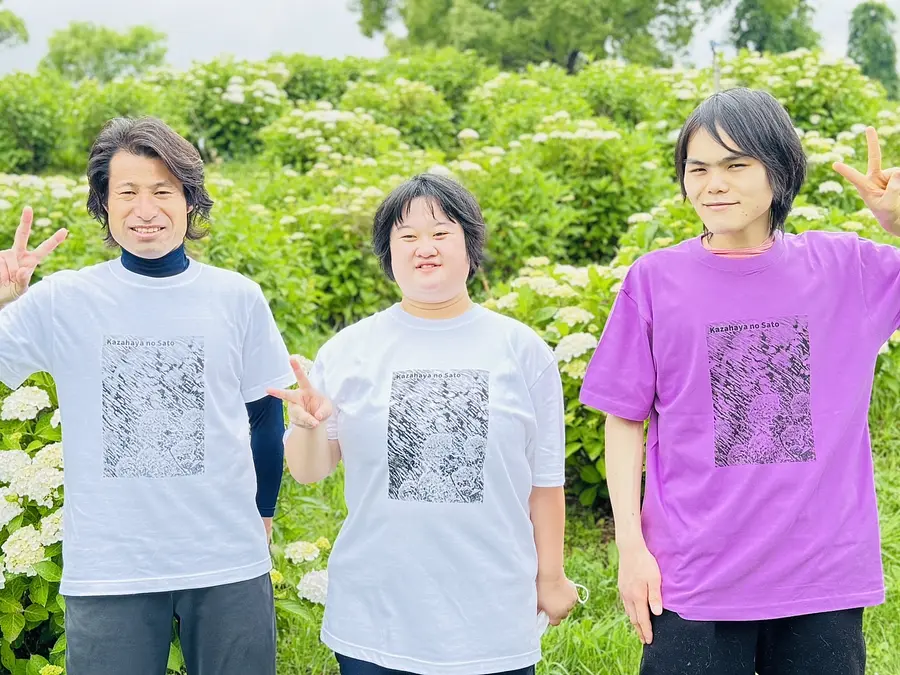 Users and staff at Kazahaya no Sato making T-shirts