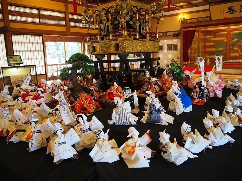Tour de muñecas en Futami.