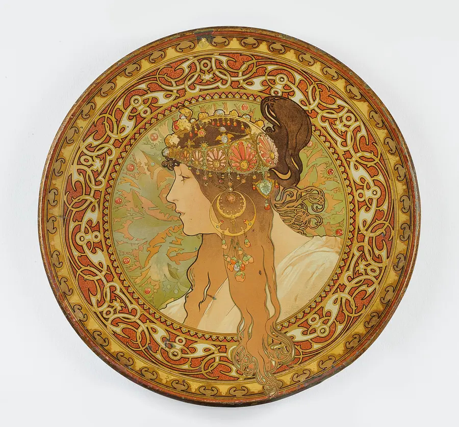 装飾皿「ビザンティン風の頭部：ブルネット」 1898年　エナメル塗装／金属