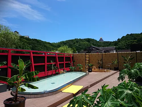 Bain en plein air pour femmes avec vue sur le château d'Azuchi