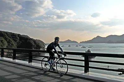 [Nota de la ruta en bicicleta Beautiful Country Mie: Edición Minamiise/Watarai] ¡Deléitese con la comida gourmet de mariscos en un recorrido gratificante que cruza pasos de montaña!