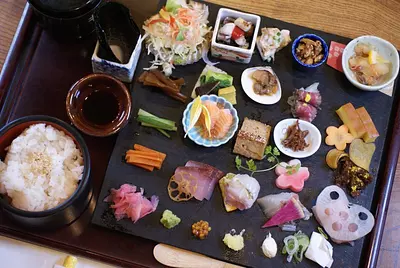Get excited about the 20 kinds of gorgeous hand-rolled sushi at &quot;Sansai&quot; in Kuwana ♪ We also recommend the specialty dish &quot;Clam Oden&quot;!