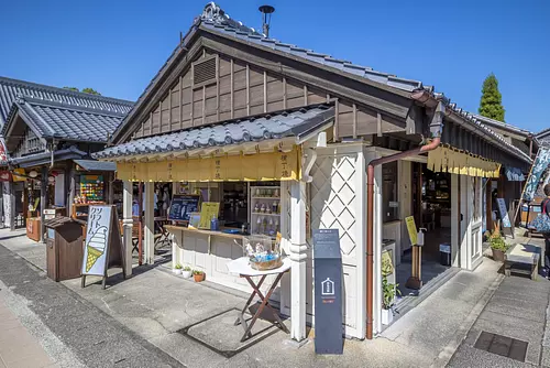 `` Yokochoyakinomise Shop&#39;&#39; is a popular panju shop in Ise.