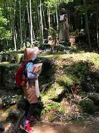 Caminando por el paso Kumano Kodo Matsumoto con un narrador