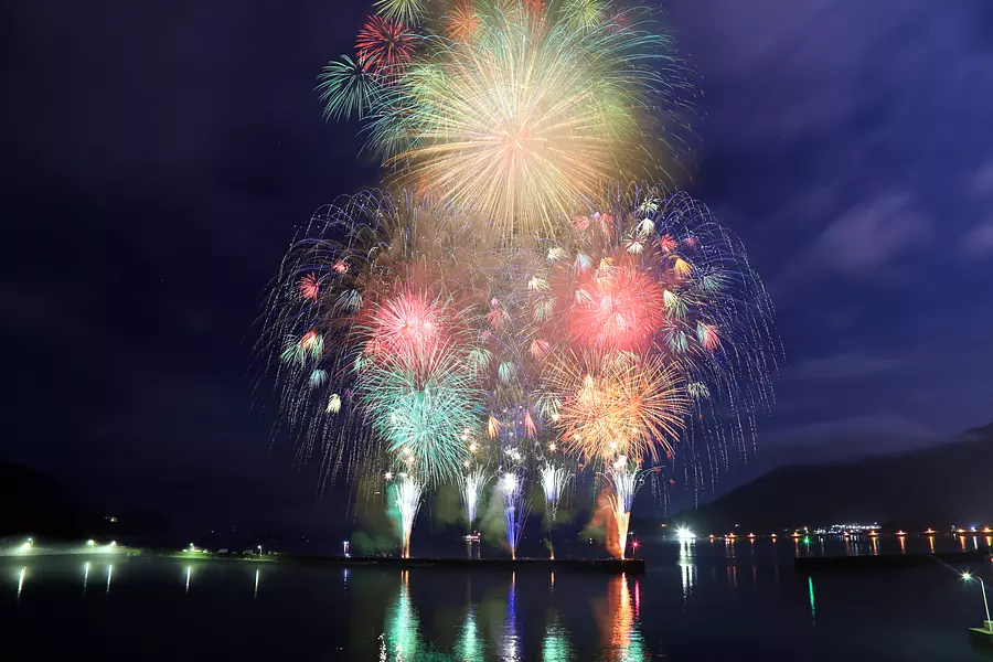 Festival del puerto de Owase (exhibición de fuegos artificiales)