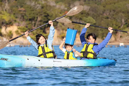 ¡Realice un recorrido tranquilo por Ago Bay en Shima en un recorrido en kayak de mar desde Shima Nature School! ¡Experimenta la comodidad de salir al cielo azul y al mar!