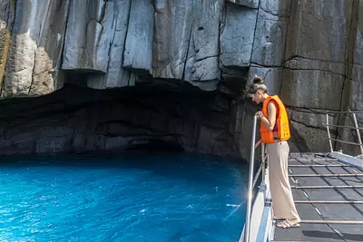 日本也有蓝色的洞窟!为您介绍乘坐游览船前往的绝景景点和周边的观光景点!