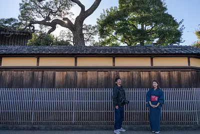 Masashi Asada, photographe de la préfecture de Mie, et Shizuka Nakagawa, ambassadrice de la marque pour la ville de Matsusaka, découvrent Matsusaka Momen, qui est toujours à la mode à l&#39;époque d&#39;Edo et aujourd&#39;hui.