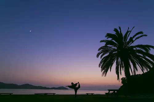 yoga au coucher du soleil