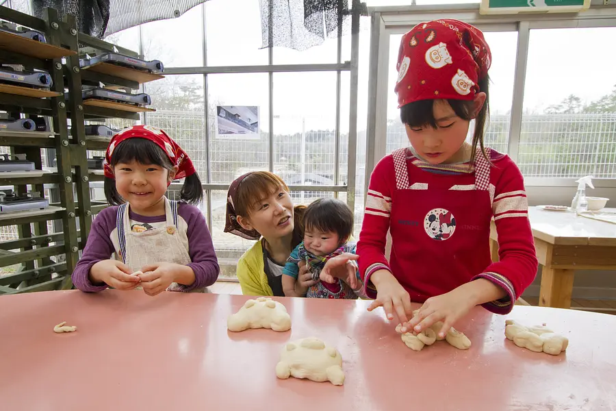 Clase de elaboración de pan con leche y mermelada de arándanos.