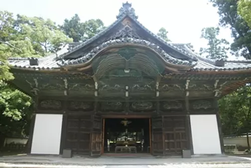 Salle du mausolée Takada Honzan Senshuji et porte Karamon