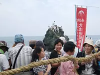 [二见兴玉神社（Futamiokitama-JinjaShirine）]夫妻岩（Meotoiwa(rocksofthemarriedcouple)）岩大绳张神社 &lt;参拜者的交接和扔年糕取消&gt;