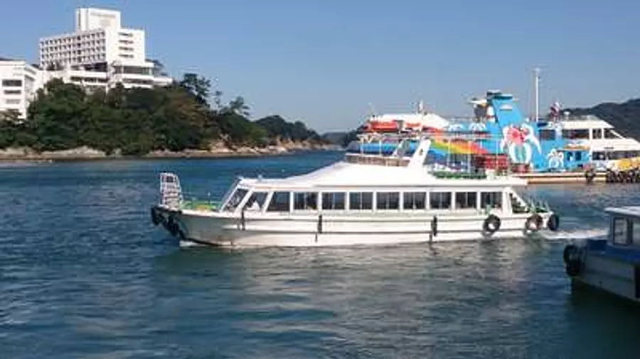 Barco turístico Isonagi