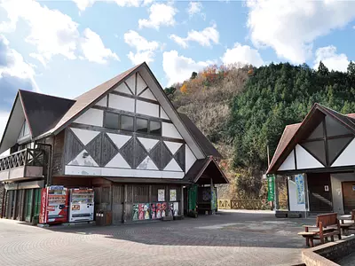 Exterior Michi-no-eki “Estación Chakura” ①
