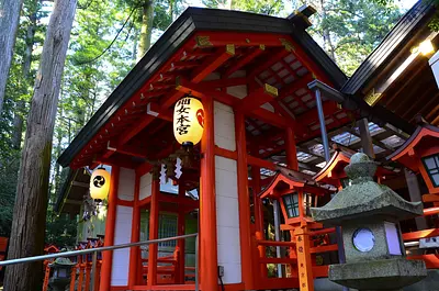 Gran Santuario Tsubaki es el santuario principal de más de 2000 santuarios en todo el país que consagran a Sarutahiko no Okami. Presentamos los encantos de los santuarios visitados por fieles de todo el país.