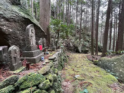 雰囲気ある石畳と数多くの観音様が見守る古道を紹介【熊野古道を歩いてみよう③】