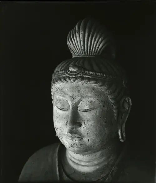 Fotografiado por Haruhi Ogawa “Estatua del Bodhisattva Hokke-do Gekko del Templo Todaiji” Colección Askaen ©Askaen.inc