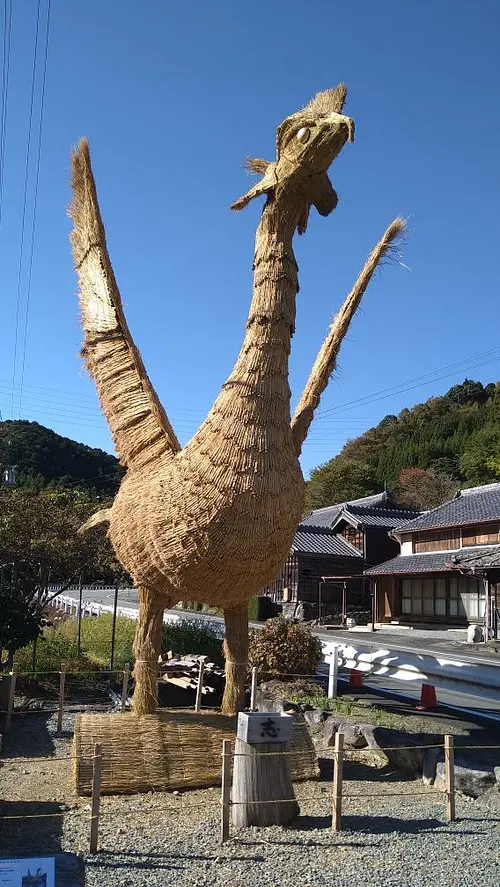 飯南町仁柿地区の稲わらのモニュメント「鳳凰」