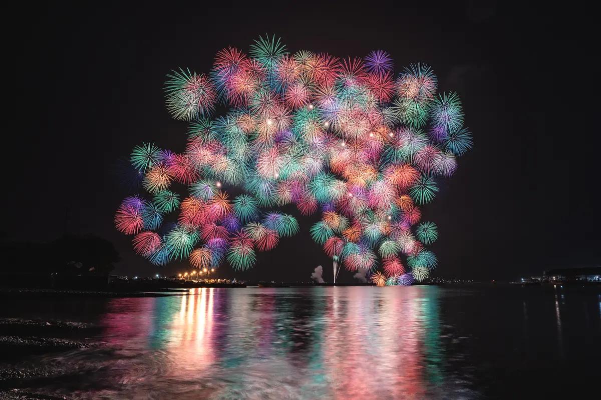 ``ทาสี Senringiku'' การแสดงดอกไม้ไฟสีสันสดใสที่จุดเทศกาลท่าเรือ Owase (ถ่ายในปี 2022)