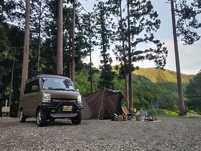 Un reportage détaillé sur le camping Uguisu no Mori au pied du col Tsuzurato sur le site du patrimoine mondial Kumano Kodo ! Il y a aussi un étang avec toboggan et équipements de jeux, il est donc également recommandé pour le camping familial !