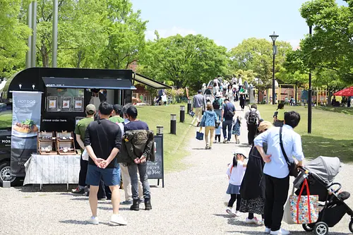 Un wagon-cuisine vendant des repas légers ouvre ses portes.