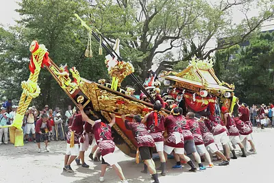 กิจกรรมเรือปลาวาฬที่ศาลเจ้าโทริเดะถือเป็นมรดกทางวัฒนธรรมที่จับต้องไม่ได้ของ UNESCO ที่เกิดขึ้นมาตั้งแต่สมัยเอโดะ!