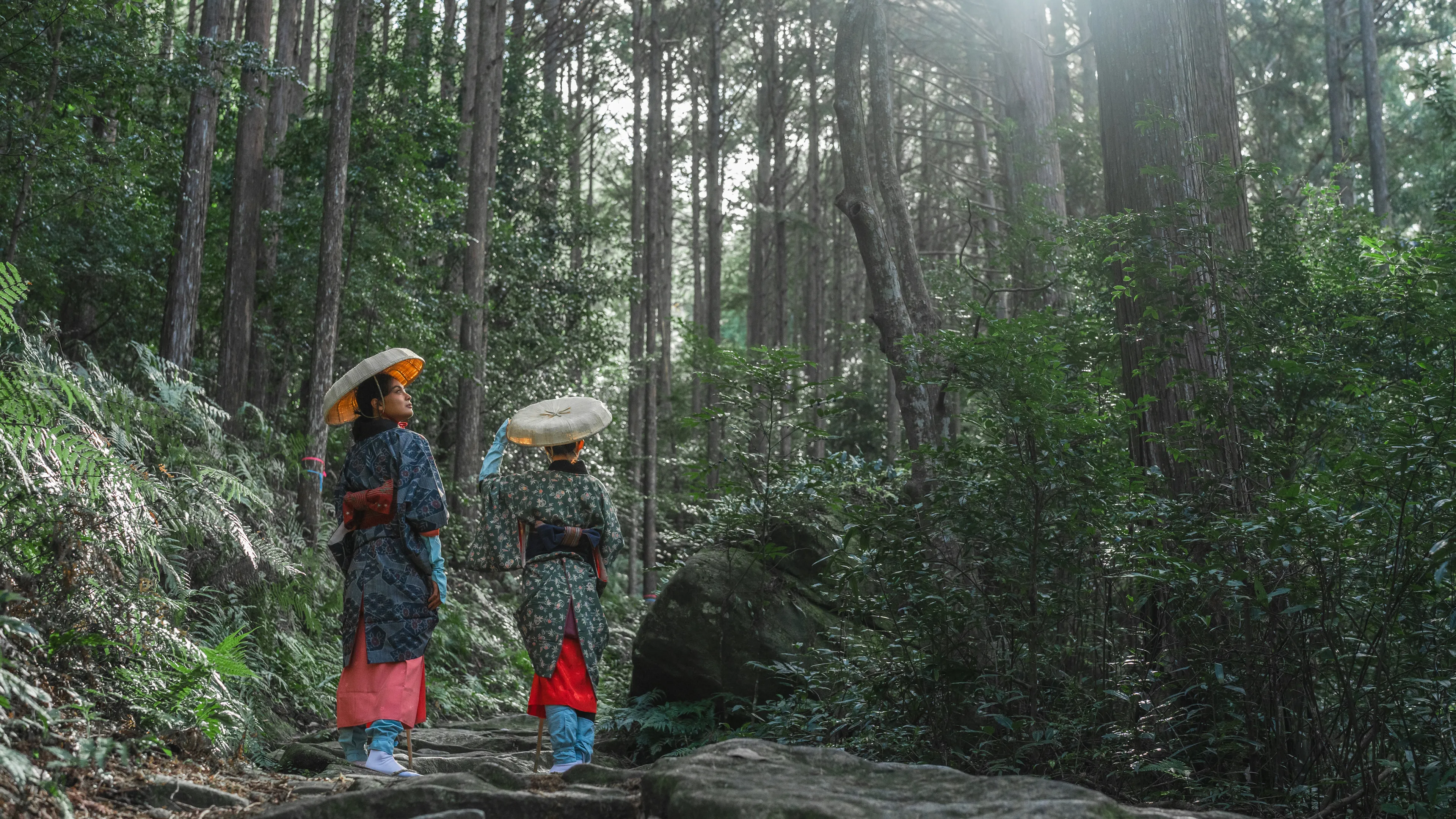 Parcourez le col de Magose sur le sentier Kumano Kodo, site classé au patrimoine mondial de l&#39;UNESCO, en tenue de voyage traditionnelle