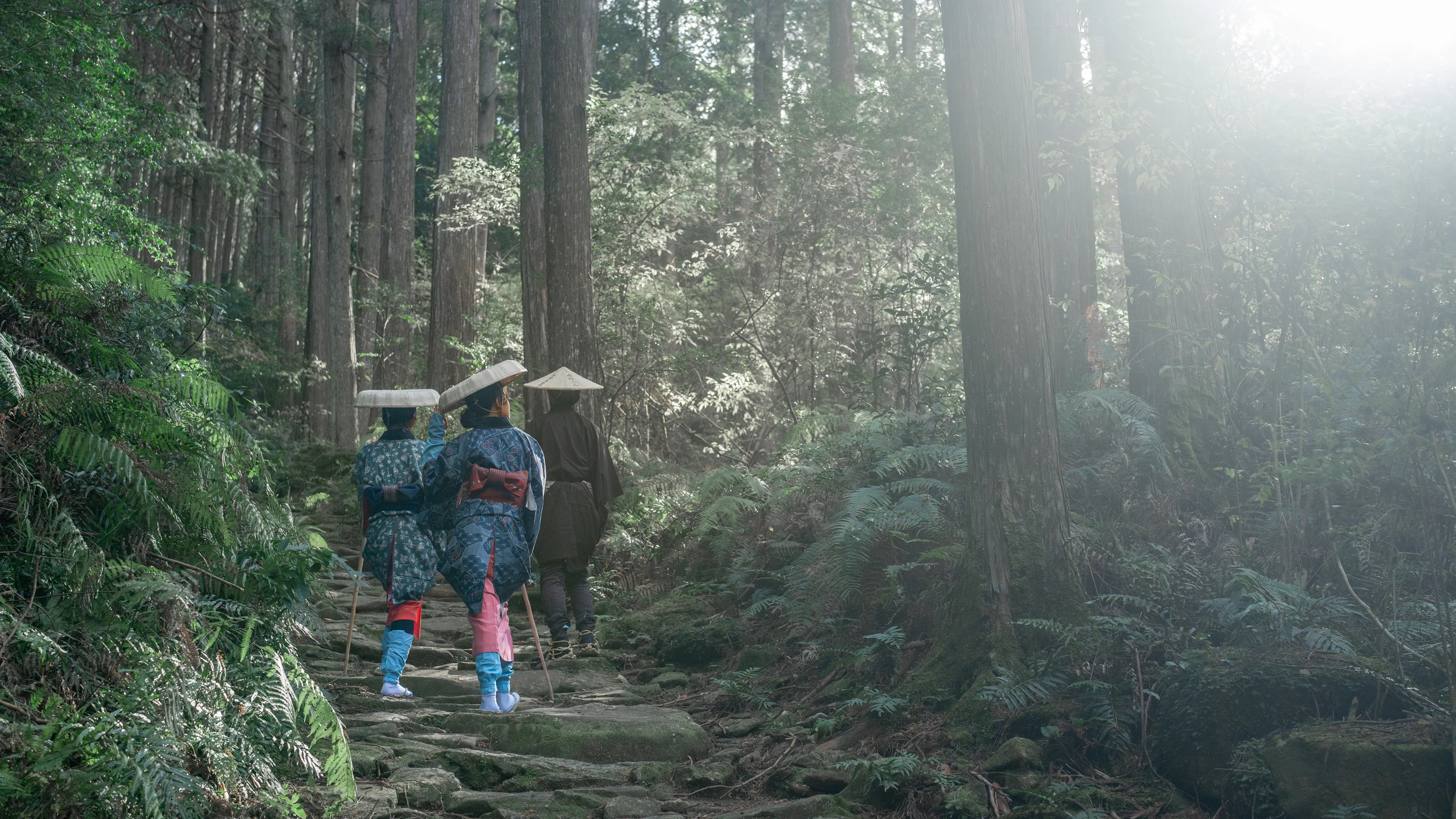 เดินไปตามเส้นทางมาโกเสะบนเส้นทางคุมาโนะ โคโดะ แหล่งมรดกโลกขององค์การยูเนสโก ในชุดเดินทางแบบดั้งเดิม