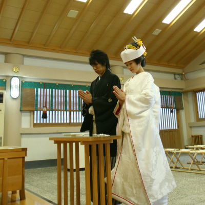 Ceremonia de boda celebrada en el salón de adoración Santuario Futamiokitama-Jinja
